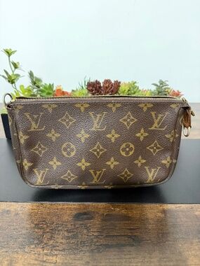 Louis Vuitton Pochette Accessoires in Monogram Canvas